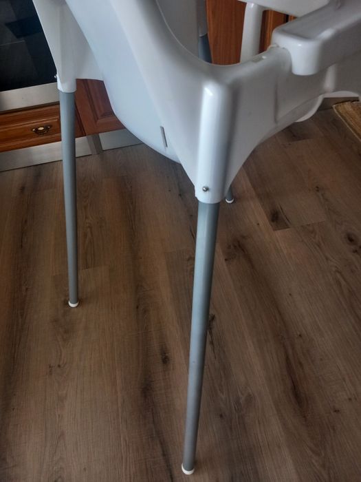 Cadeira com tabuleiro para bebé.