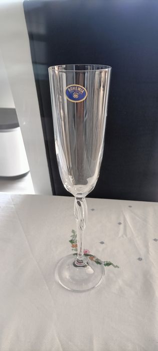 Conjunto novo de 12 copos de cada cristal Bohemia