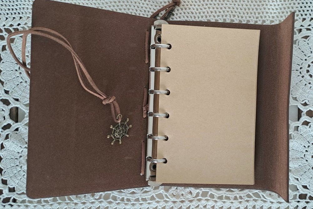 Bloco de notas com capa ( imitação de pele)