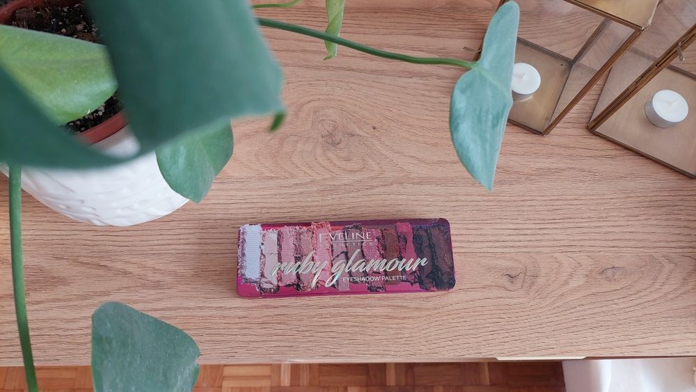 Zestaw cieni do oczu Eveline Ruby Glamour z lusterkiem i pędzelkami