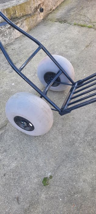 Carrinho de transporte na areia