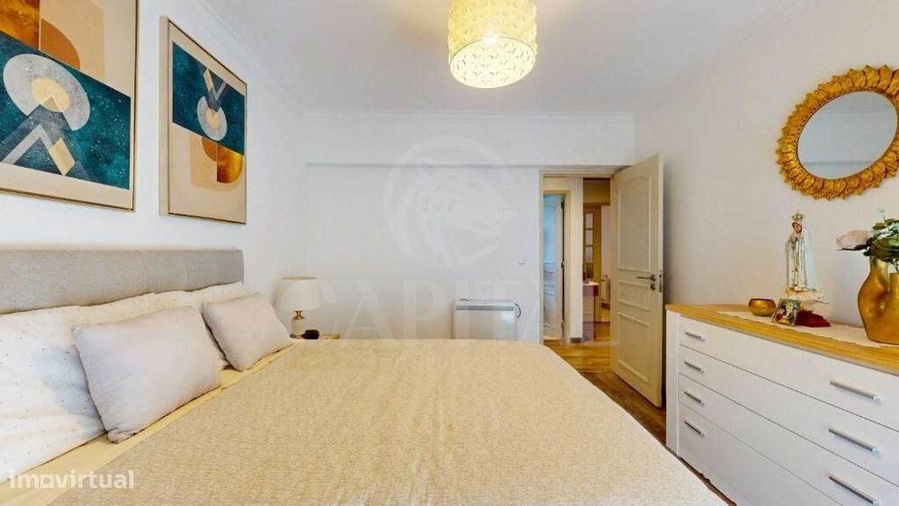 Apartamento T2 totalmente remodelado, com garagem e arrecadação, em Ca