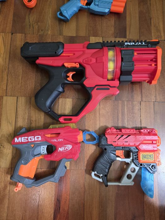 Пістолет, автомат, іграшкові бластери Nerf та X-Shot