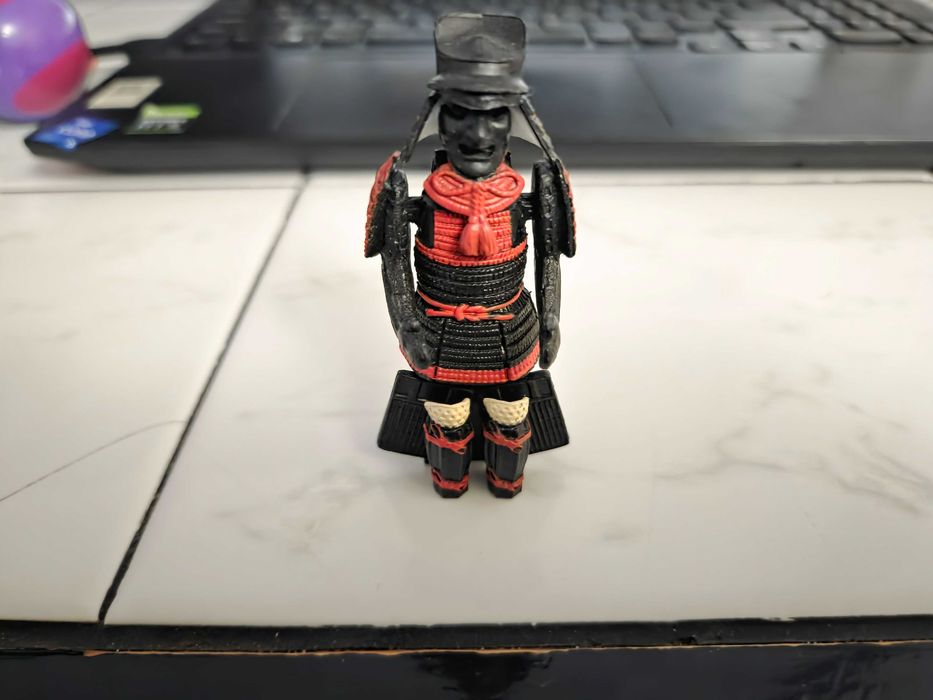 Figurka Japońska Zbroja Samurajska – Oryginał Gacha z Japonii – Model