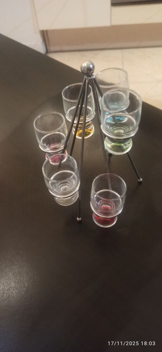 Várias garrafas/ frasco e copos de shot