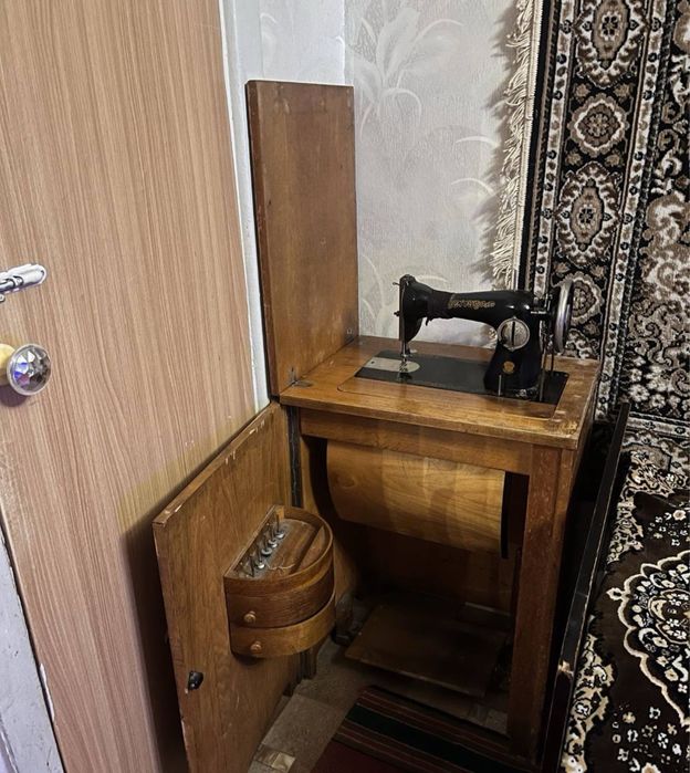 Швейна машинка з ножним керуванням