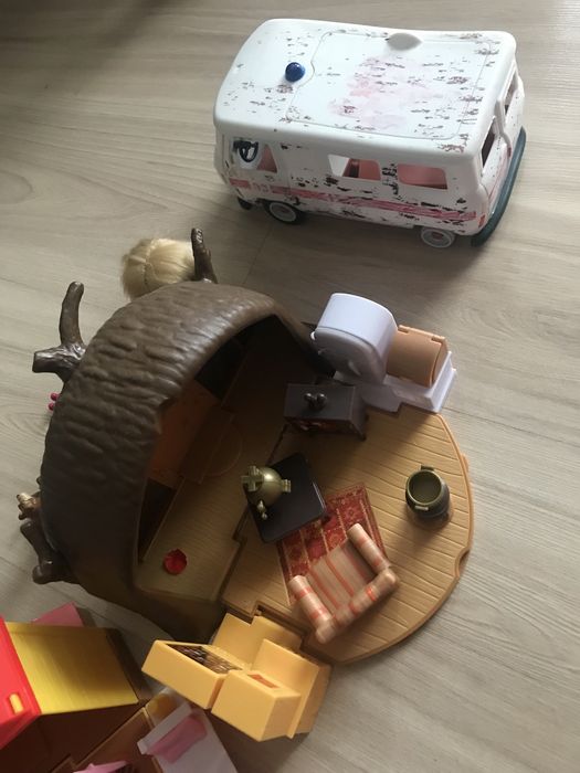 Masza i niedźwiedź,domki i ambulans.