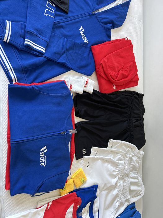 Roupas de ténis de criança