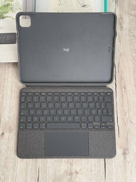 Чохол-клавіатура Logitech Combo Touch для iPad Pro 11 (920-010144)