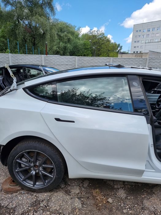 Продам двері передні задні Tesla 3 Y S