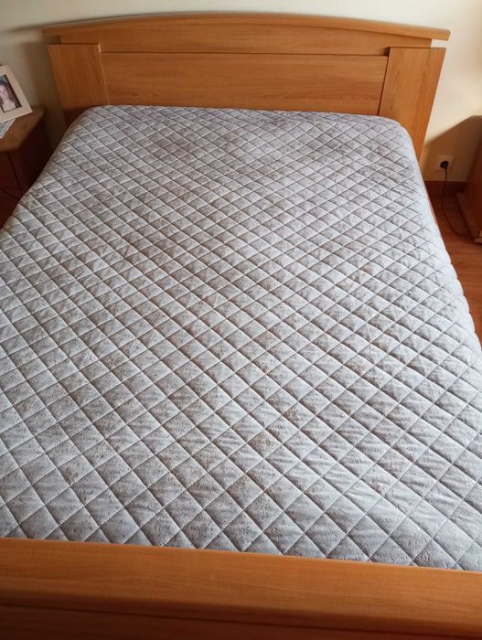 Cama+ cómoda+ mesinha de cabeceira