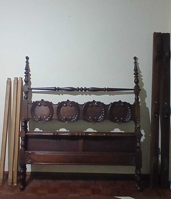 Cama em Madeira  nobre