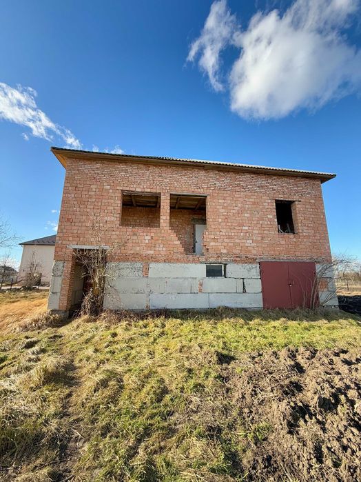 Продаж земельної ділянки з незавершеним будинком у с. Грушів