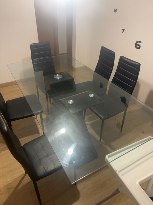 Mesa de jantar com tampo de vidro