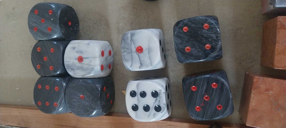 Dados decorativos em marmore