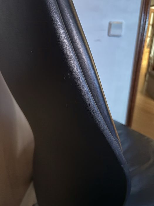 Cadeira de escritorio em pele.