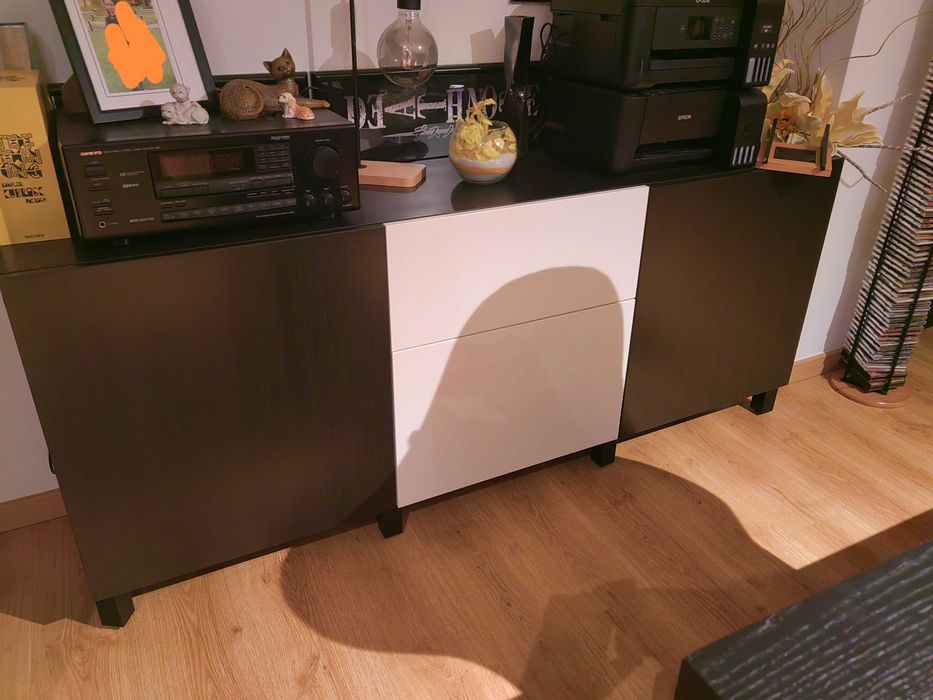 Móvel com 2 portas e 2 gavetas. 180 cm