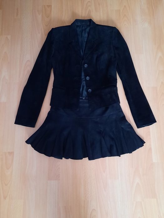 Женский замшевый костюм с юбкой