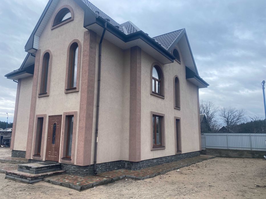 Продаж просторого будинку біля озера!