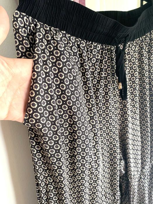 Calças fluídas, com bolsos, tons de preto e branco, tamanho único