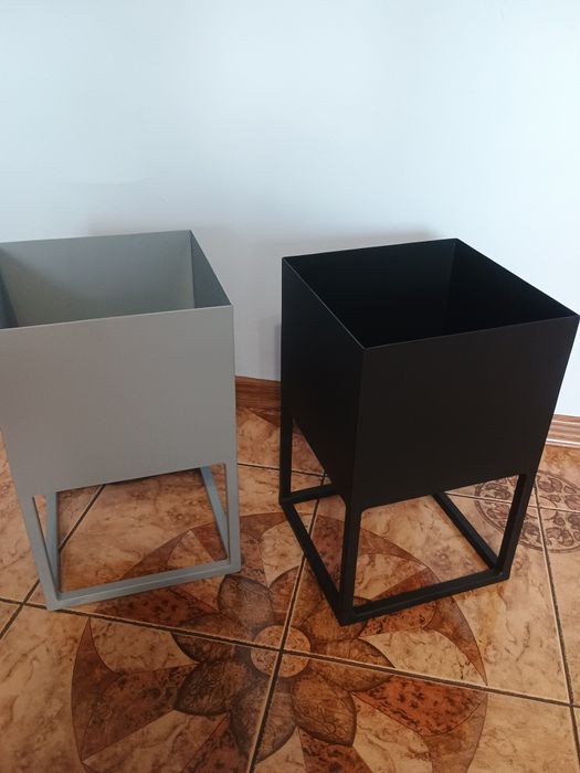 Kwietniki metalowe stojące