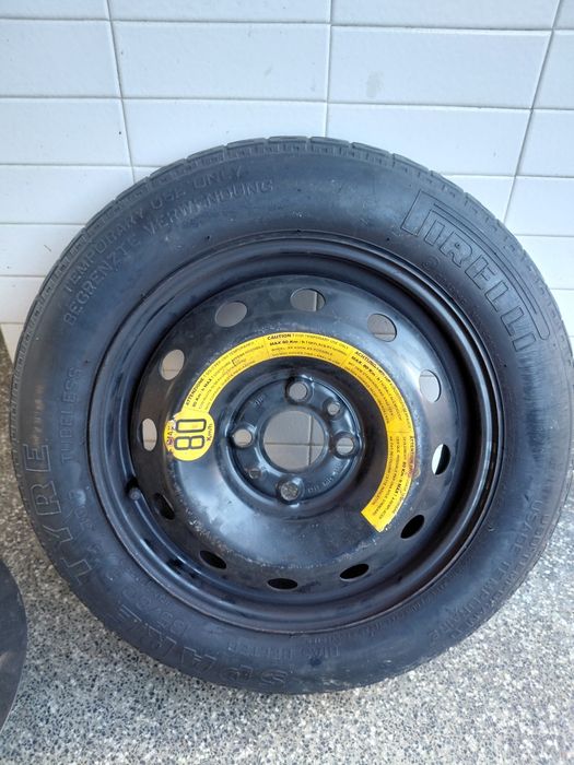 Pneu Pirelli de recurso, 135/80/14 e kit ferramentas