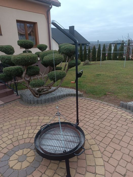 Grill z regulowanym rusztem