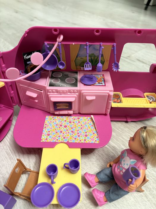 Kamper Barbie z akcesoriami i lalkami
