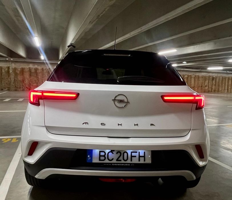 Opel Mokka Turbo Elegance, a gasolina, caixa manual, 100 cv, matrícula de julho de 2023.  Viatura nacional, com 49.000 km, segundo proprietário,