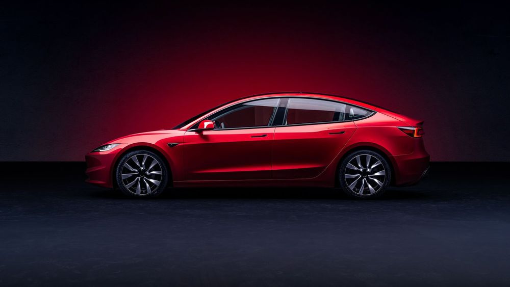 Tesla model 3 czerwona z boku