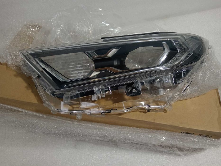 Toyota Rav 4 Стекло фары 8110B42A33 Тойота Рав 4