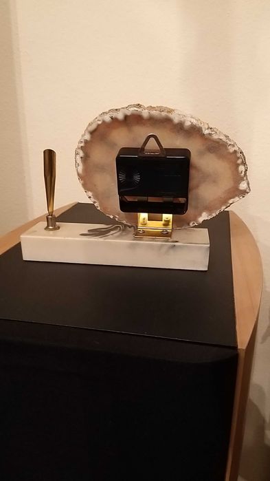 relógio com pedra e suporte para caneta