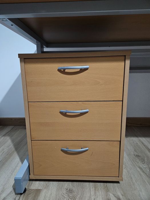 Secretária de escritório com módulo de gavetas