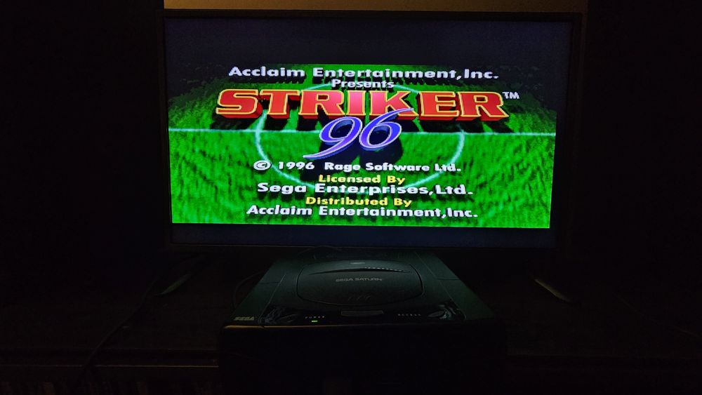 Sega Saturn com caixa