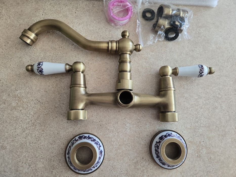 Змішувач води настінний.