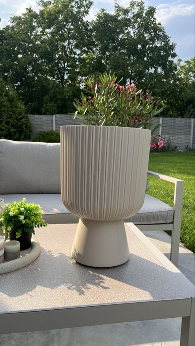 Nowoczesna donica kielich modern ryflowana beżowa Kaszmir