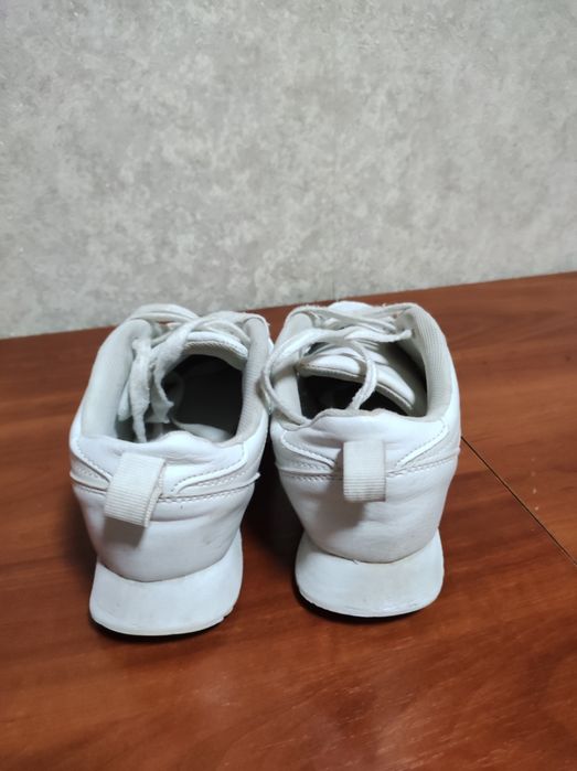 Продам белые красовки