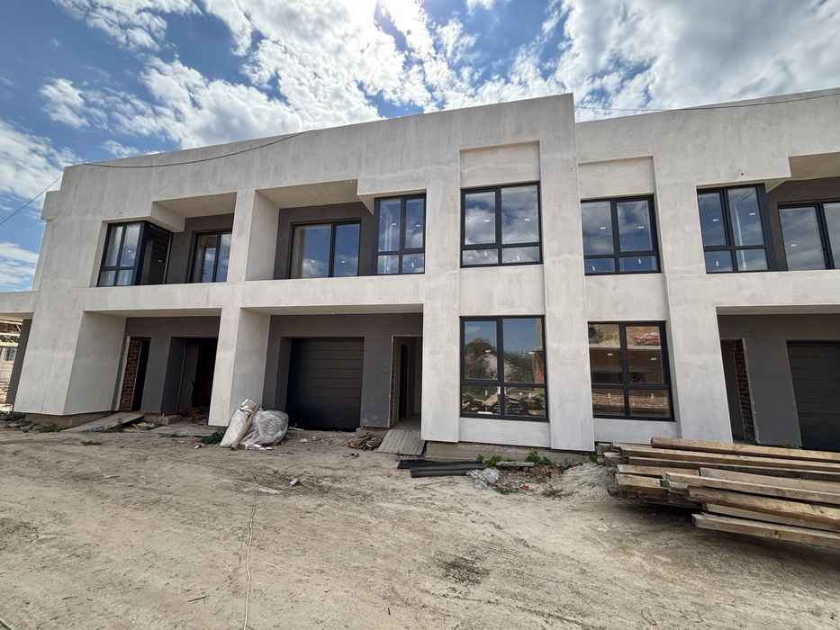 Продається таунхаус 135м².Ділянка 2сот. Угорники. Сирець. Комунікації