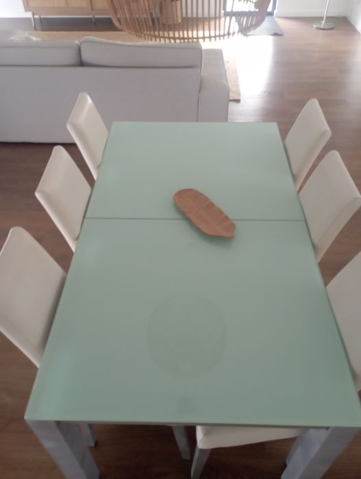 Mesa de Sala em bom estado.