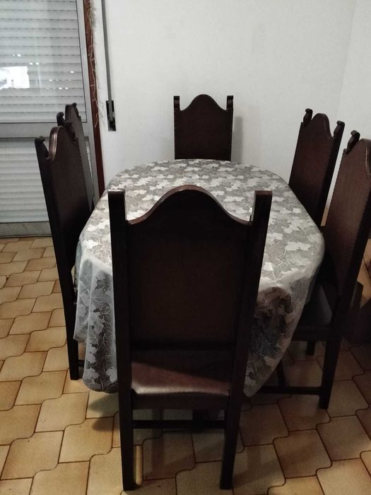 Vendo mesa com 6 cadeiras