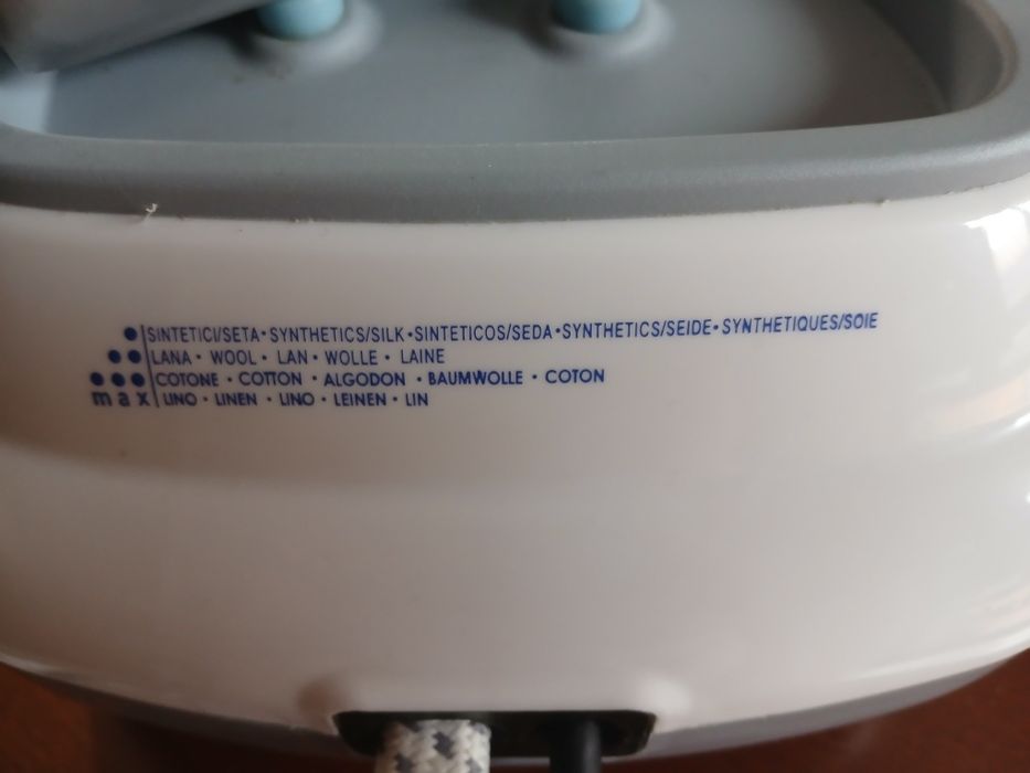 Ferro de engomar com caldeira marca Ariete