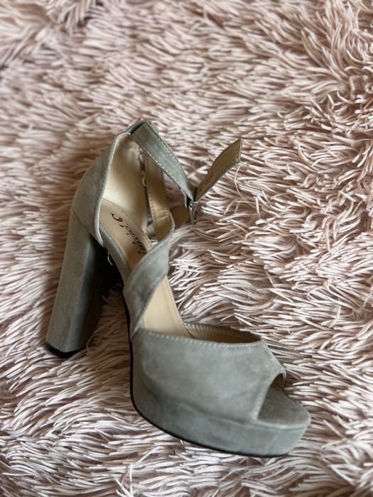 Szare buty na obcasie , sandały na obcasie