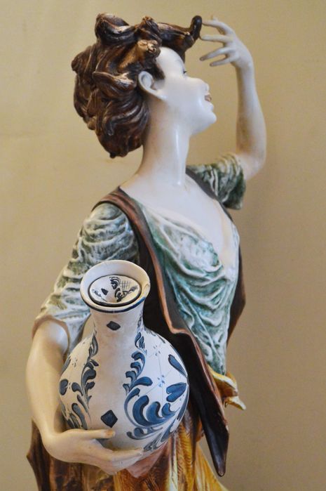 Figura de Porcelana Antiga de Grandes Dimensões.