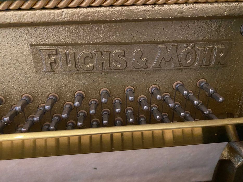 Piano Fuchs & Mohr, lacado preto.