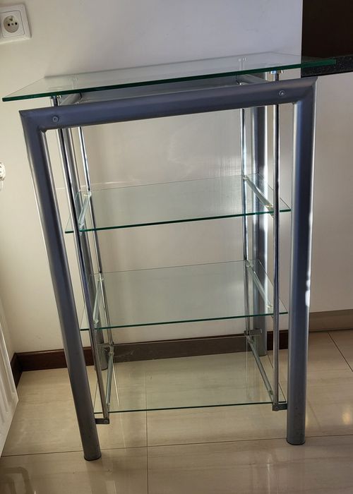 Mały szklany regał