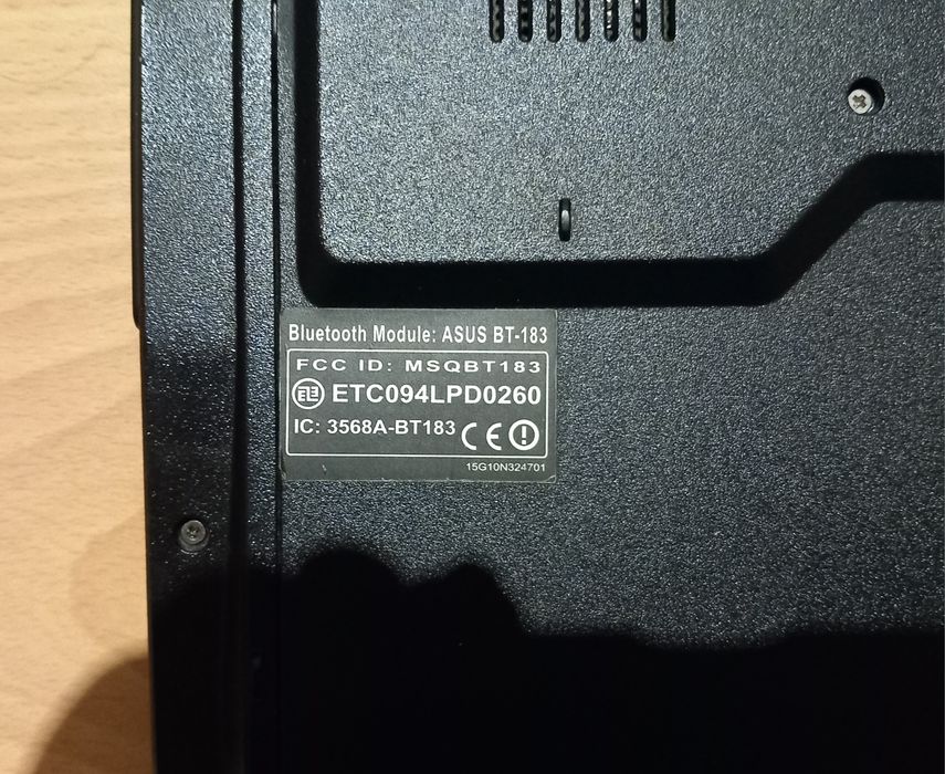 ASUS M51SE em funcionamento, mas monitor solto. Adequado para peças.