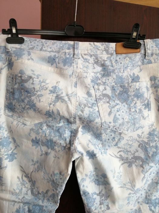 Spodnie w kwiaty denim 44