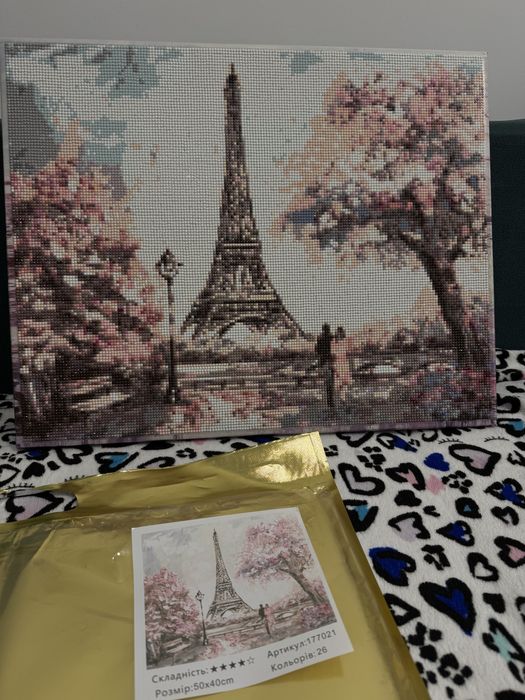 Картина викладена кристалами