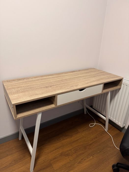 Jasnobrązowe biurko toaletka