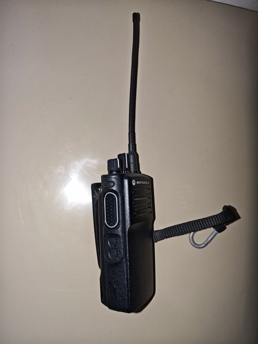 Портативна цифрова рація Motorola  у хорошому стані.